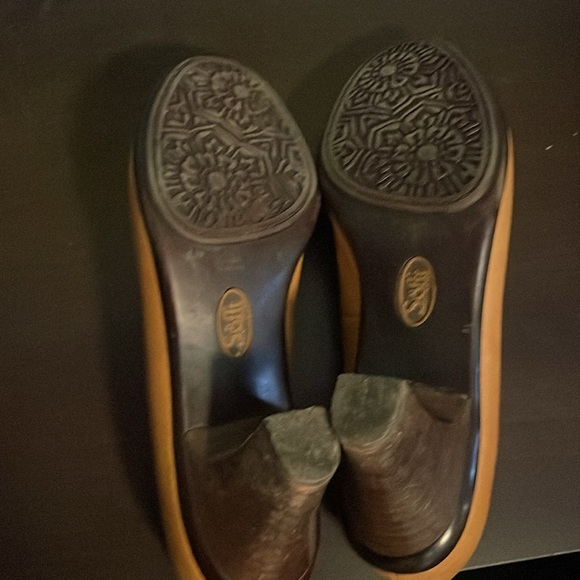 Comfortable dress shoes with 2 inch heel - Picture 4 of 5